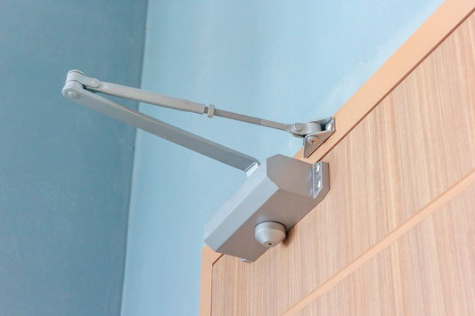 Hydraulic door closer system with retainer