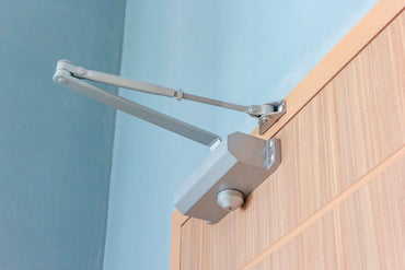 Hydraulic door closer system with retainer